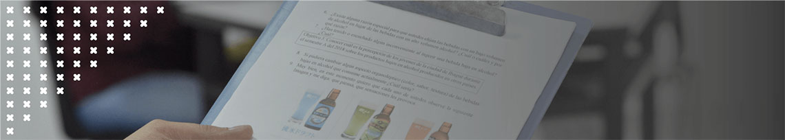 Imagen a manera de banner unas manos sostienen un catálogo de producto de diferentes empaques de botellas para el programa de Mercadeo de la Universidad de Ibagué